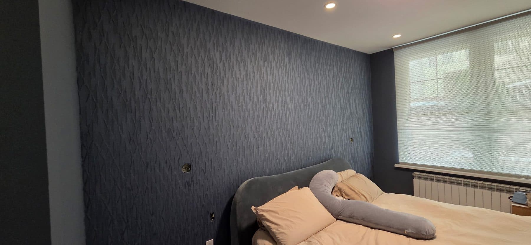 Textured charcoal wallcovering in a primary bedroom